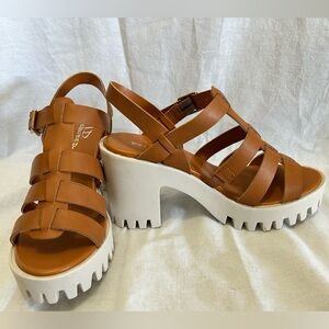 NWOT Chunky High Platform Open Toe Strap bucle closure Heels